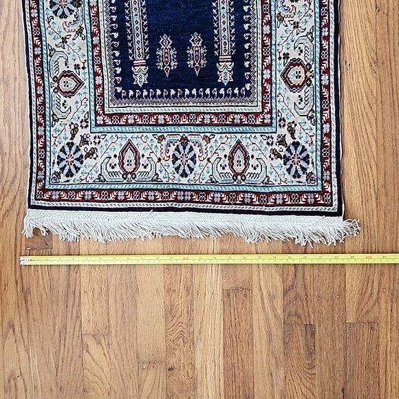 Small Silk Rug from Turkey - Approx. 21.5" by 40" - Picture 3 of 11